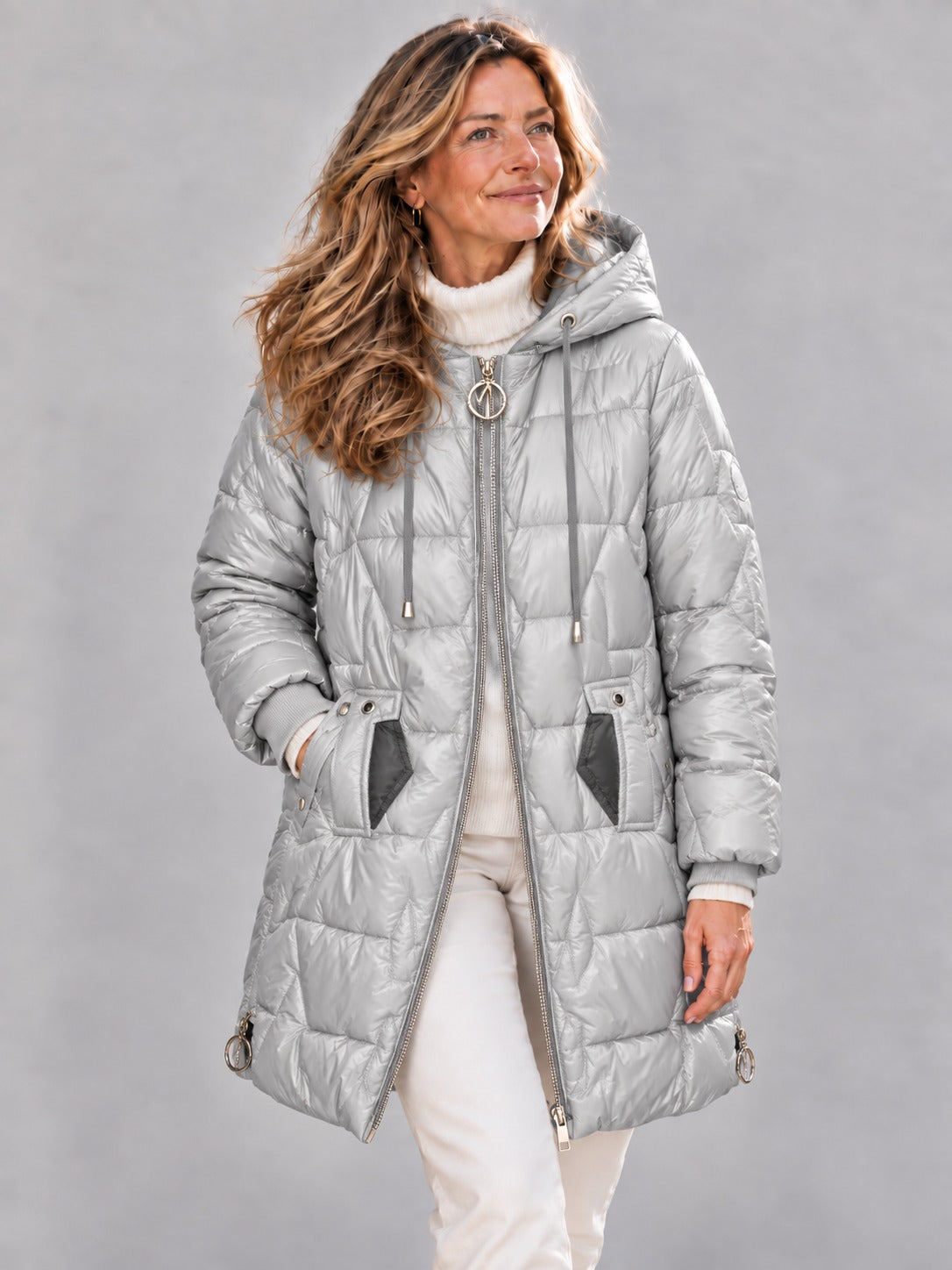 Abrigo acolchado Pilar con capucha en color gris plata